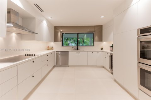 House in Miami, Florida 5 bedrooms, 326.83 sq.m. № 2029497 - photo 6