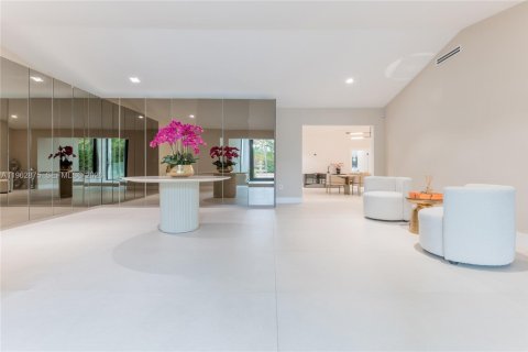 House in Miami, Florida 5 bedrooms, 326.83 sq.m. № 2029497 - photo 4