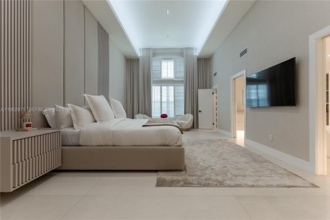 House in Miami, Florida 5 bedrooms, 326.83 sq.m. № 2029497 - photo 10