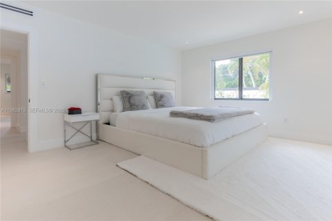 House in Miami, Florida 5 bedrooms, 326.83 sq.m. № 2029497 - photo 14