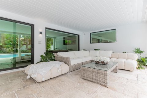 House in Miami, Florida 5 bedrooms, 326.83 sq.m. № 2029497 - photo 22