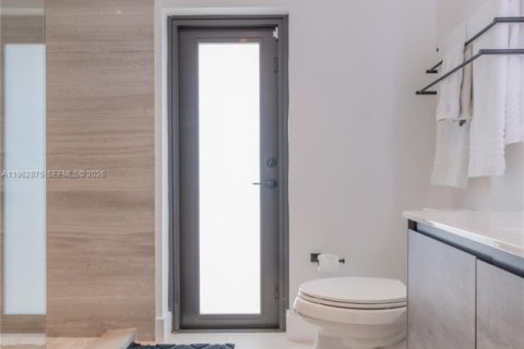 House in Miami, Florida 5 bedrooms, 326.83 sq.m. № 2029497 - photo 16