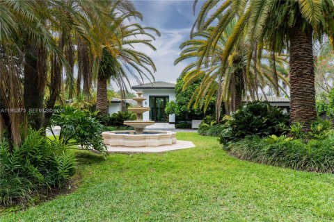 House in Miami, Florida 5 bedrooms, 326.83 sq.m. № 2029497 - photo 3