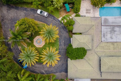 House in Miami, Florida 5 bedrooms, 326.83 sq.m. № 2029497 - photo 29