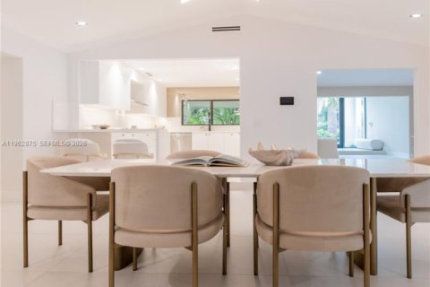 House in Miami, Florida 5 bedrooms, 326.83 sq.m. № 2029497 - photo 5