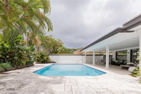 House in Miami, Florida 5 bedrooms, 326.83 sq.m. № 2029497 - photo 23