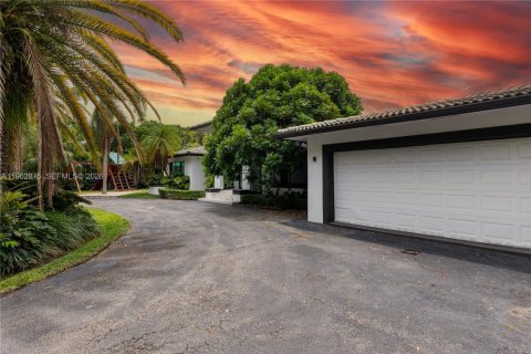 House in Miami, Florida 5 bedrooms, 326.83 sq.m. № 2029497 - photo 28