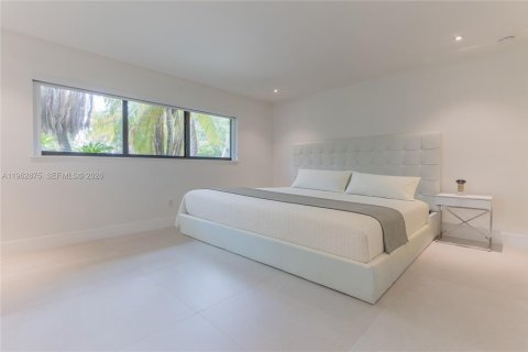 House in Miami, Florida 5 bedrooms, 326.83 sq.m. № 2029497 - photo 20