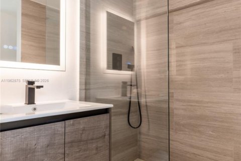 House in Miami, Florida 5 bedrooms, 326.83 sq.m. № 2029497 - photo 21