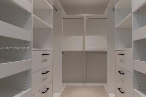 House in Miami, Florida 5 bedrooms, 326.83 sq.m. № 2029497 - photo 11