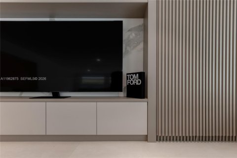 House in Miami, Florida 5 bedrooms, 326.83 sq.m. № 2029497 - photo 9