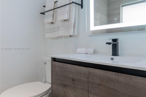 House in Miami, Florida 5 bedrooms, 326.83 sq.m. № 2029497 - photo 18