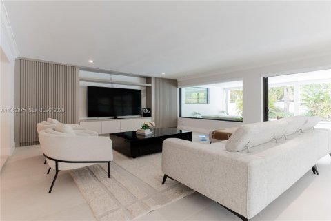 House in Miami, Florida 5 bedrooms, 326.83 sq.m. № 2029497 - photo 8