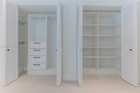 House in Miami, Florida 5 bedrooms, 326.83 sq.m. № 2029497 - photo 15