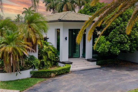 House in Miami, Florida 5 bedrooms, 326.83 sq.m. № 2029497