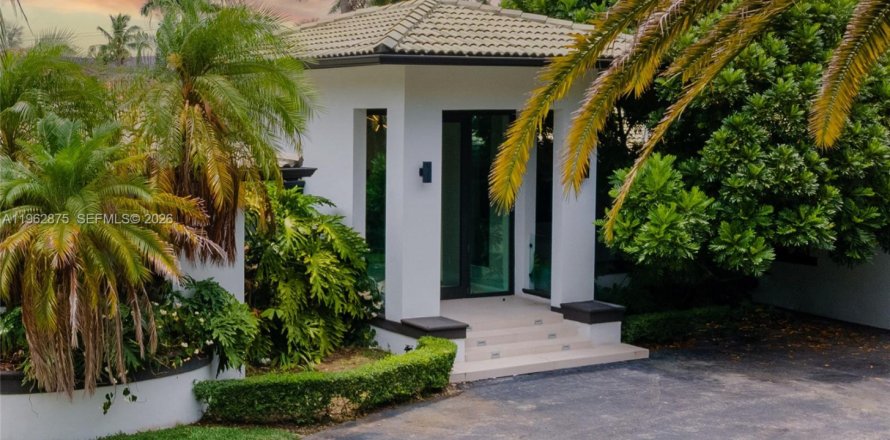 House in Miami, Florida 5 bedrooms, 326.83 sq.m. № 2029497