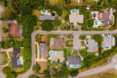 House in Miami, Florida 5 bedrooms, 326.83 sq.m. № 2029497 - photo 2