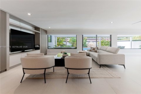 House in Miami, Florida 5 bedrooms, 326.83 sq.m. № 2029497 - photo 7