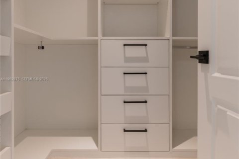 House in Miami, Florida 5 bedrooms, 326.83 sq.m. № 2029497 - photo 19