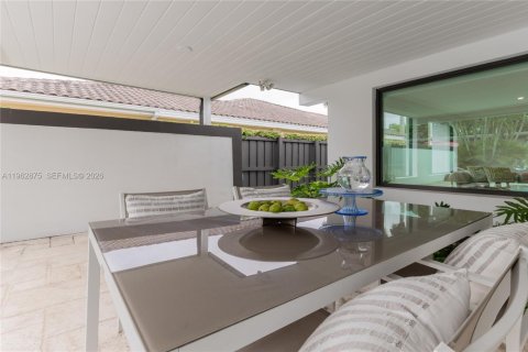 House in Miami, Florida 5 bedrooms, 326.83 sq.m. № 2029497 - photo 25