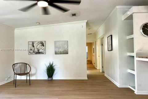 House in Miami, Florida 3 bedrooms, 143.44 sq.m. № 2426603 - photo 8