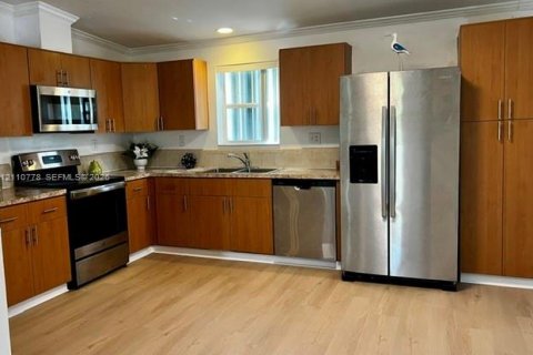 House in Miami, Florida 3 bedrooms, 143.44 sq.m. № 2426603 - photo 11
