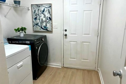House in Miami, Florida 3 bedrooms, 143.44 sq.m. № 2426603 - photo 15