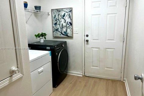 House in Miami, Florida 3 bedrooms, 143.44 sq.m. № 2426603 - photo 16