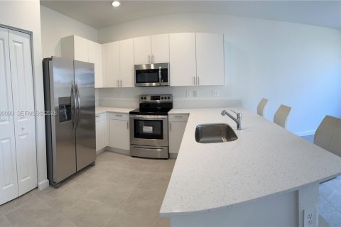 Townhouse in Homestead, Florida 3 bedrooms, 129.41 sq.m. № 2060788 - photo 8