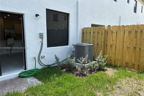 Townhouse in Homestead, Florida 3 bedrooms, 129.41 sq.m. № 2060788 - photo 23