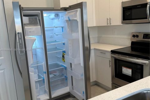 Townhouse in Homestead, Florida 3 bedrooms, 129.41 sq.m. № 2060788 - photo 12