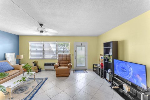 Condo in Deerfield Beach, Florida, 1 bedroom № 2260181 - photo 19