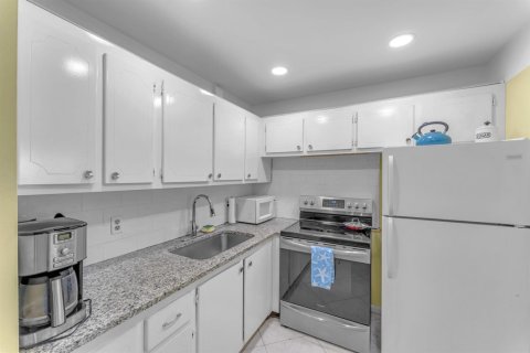 Condo in Deerfield Beach, Florida, 1 bedroom № 2260181 - photo 18