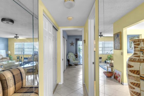 Condo in Deerfield Beach, Florida, 1 bedroom № 2260181 - photo 15
