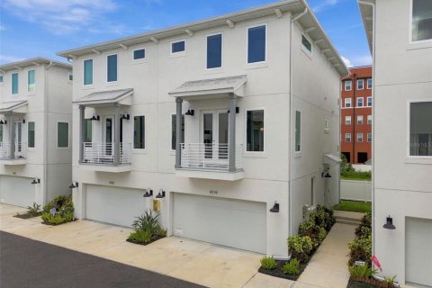 Townhouse in Tampa, Florida 3 bedrooms, 197.97 sq.m. № 2429605 - photo 2