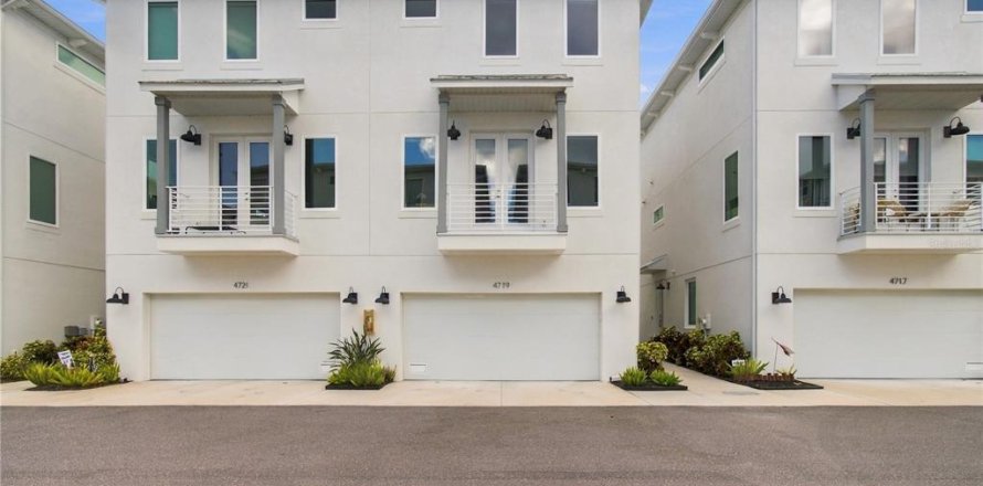 Townhouse in Tampa, Florida 3 bedrooms, 197.97 sq.m. № 2429605