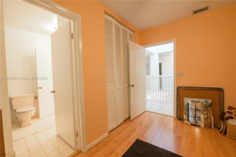 Купить виллу или дом в Хомстед, Флорида 9 комнат, 320.42м2, № 1896629 - фото 15