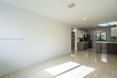 Apartamento en alquiler en Miami Beach, Florida, 2 dormitorios, 67.08 m2 № 2017641 - foto 2