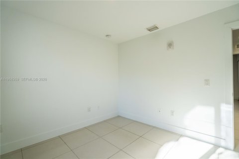 Apartamento en alquiler en Miami Beach, Florida, 2 dormitorios, 67.08 m2 № 2017641 - foto 11