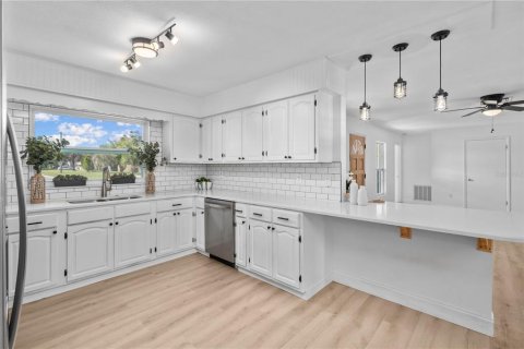 House in Tavares, Florida 4 bedrooms, 176.51 sq.m. № 2391515 - photo 16