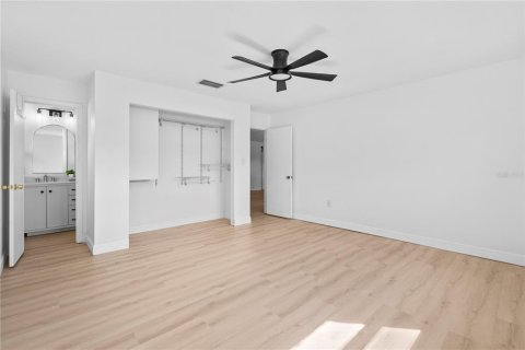 House in Tavares, Florida 4 bedrooms, 176.51 sq.m. № 2391515 - photo 21