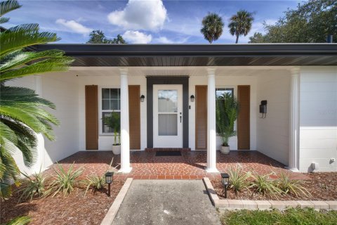 House in Tavares, Florida 4 bedrooms, 176.51 sq.m. № 2391515 - photo 3