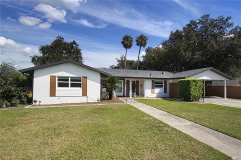 House in Tavares, Florida 4 bedrooms, 176.51 sq.m. № 2391515 - photo 2