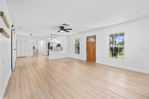 House in Tavares, Florida 4 bedrooms, 176.51 sq.m. № 2391515 - photo 8