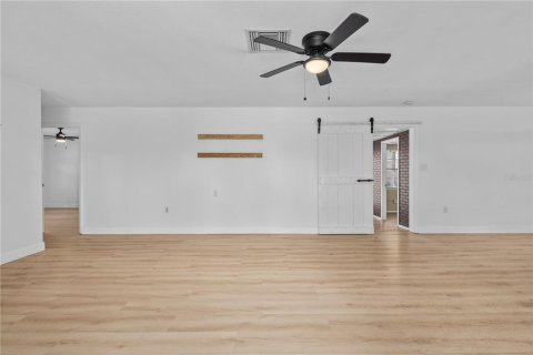 House in Tavares, Florida 4 bedrooms, 176.51 sq.m. № 2391515 - photo 5