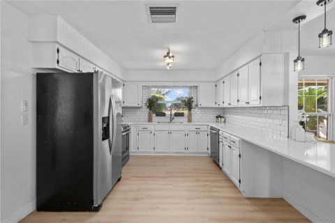 House in Tavares, Florida 4 bedrooms, 176.51 sq.m. № 2391515 - photo 15