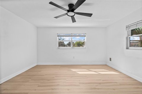 House in Tavares, Florida 4 bedrooms, 176.51 sq.m. № 2391515 - photo 19