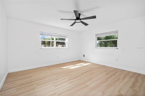House in Tavares, Florida 4 bedrooms, 176.51 sq.m. № 2391515 - photo 18