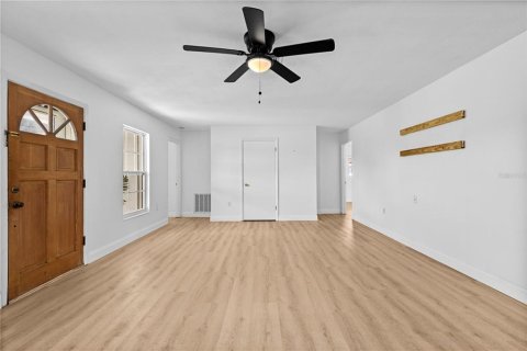 House in Tavares, Florida 4 bedrooms, 176.51 sq.m. № 2391515 - photo 10