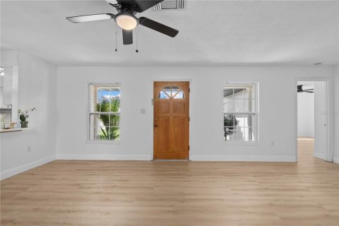 House in Tavares, Florida 4 bedrooms, 176.51 sq.m. № 2391515 - photo 6
